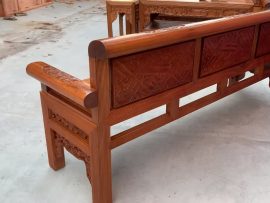 Mặt sau ghế trường kỷ chạm nét vuông vắn, phủ sơn PU dưỡng gỗ