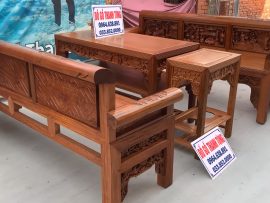Mặt sau ghế trường kỷ chạm nét vuông vắn, phủ sơn PU dưỡng gỗ