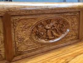 Cận cảnh 1 lô đục trên tựa chiếc kỷ dài