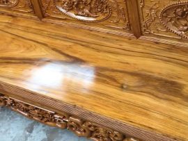 Mặt ghế ván tràn vân xoắn đen đẹp lạ.