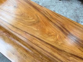 Mặt ghế ván tràn vân xoắn đen đẹp lạ.