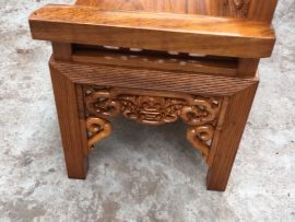 Bên hông chiếc trường kỷ và bàn kỷ cũng được đục rất sâu và dày dặn. Chân bàn 9 chỉ cỡ trung