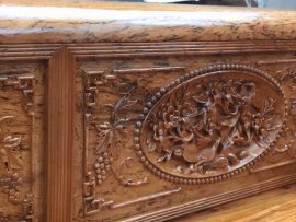 Cận cảnh 1 lô đục trên tựa chiếc kỷ dài