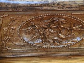 Cận cảnh 1 lô đục trên tựa chiếc kỷ dài