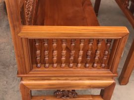 Tay ghế cũng lắp hàng song tiện tròn đều ac