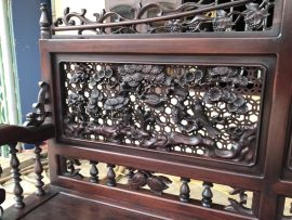 Bộ được chạm tích, hoa lá tây, con tiện được làm rất tỉ mỉ những góc cạnh rất truyền nhau, mềm mại.