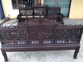 Bộ trường kỷ lối cổ với chất liệu gỗ gụ cao cấp và độ bền cao sẽ khẳng định được đẳng cấp cao của gia chủ.