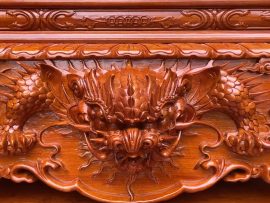 Đầu rồng ở trung tâm dạ tiền trông rất dữ tợn và uy nghi