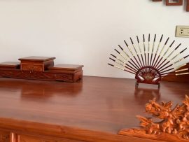 Tặng kèm 1 kệ bát hương