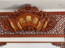 Hoành phi mẫu Đức – Lưu – Quang, xung quanh là hình tượng Mai Điểu điêu khắc tinh xảo, tỉ mỉ từng chi tiết nhỏ