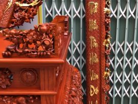 Câu đối 2 bên: “Tổ tông công đức thiên niên thịnh – Tử hiếu tôn hiền vạn đại vinh”