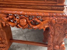 Mặt bên sập thờ đục hoa hồng nở rộ