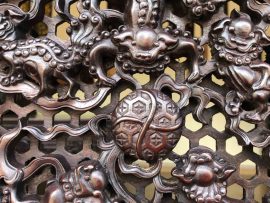 Từng nét được đục chạm thủ công