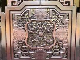 Cận cảnh chi tiết đục sắc nét Ngũ Lân – tiền vàng – chữ vạn.