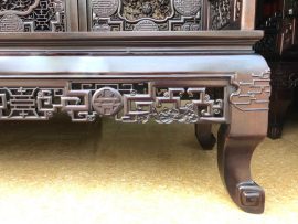 Chân ghế dáng quỳ quý phái