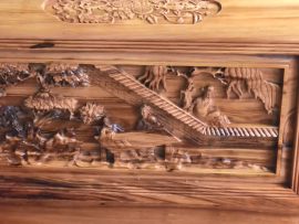 Chương ghế đục tích Tam quốc diễn nghĩa, đường nét được chạm trổ tỉ mỉ, sinh động