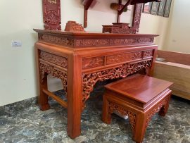 Mặt bên của bàn thờ và bàn cơm cũng được triện hoa văn tỉ mỉ