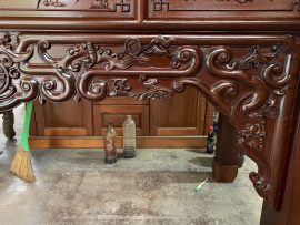 Hoạ tiết triện tàu cách điệu đối xứng hai bên án gian