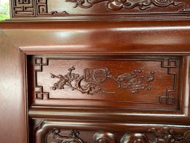 Hoạ tiết Mai cài Thọ ở bên trái mặt tiền bộ án gian