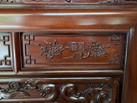 Hoạ tiết Mai cài Thọ ở bên phải mặt tiền bộ án gian