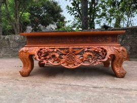 Mặt trước bàn cơm