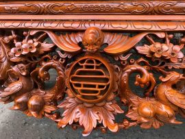 Hình ảnh dơi thọ được khắc họa trên trung tâm dạ tiền mong muốn sự bình an, trường thọ tới với gia chủ