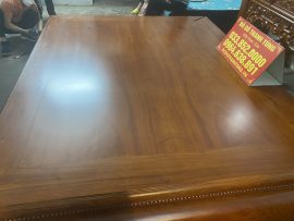 Mặt sập được ghép từ 2 tấm gỗ nguyên khối, đóng khung tranh dày dặn, hở 2 góc để thích nghi tốt với khí hậu Việt