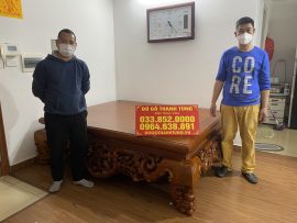 Thanh Tùng chụp ảnh kỷ niềm lễ bàn giao sập Ngũ Phúc cho anh Đăng