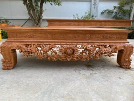 Bàn cơm khá lớn bày được nhiều đồ. Chất liệu gỗ tuyển chọn, vân gỗ tự nhiên