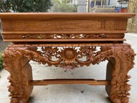 Mặt bên của sập được chạm khắc tinh xảo và tỉ mỉ