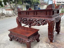 Đi kèm với sập thờ là 1 bàn cơm cùng chất liệu