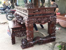 Bề mặt được phủ sơn PU cao cấp nhiều lớp vừa làm tăng tính thẩm mĩ, vừa bảo vệ được chất gỗ bên trong