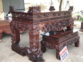 Đi kèm với chiếc sập là chiếc bàn cơm cùng chất liệu