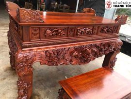 những đường vân độc lạ gỗ gụ nổi trên bề mặt sập thờ lờ mờ sáng bóng với lớp màu nâu cánh gián non nhìn rất đẹp và sáng.