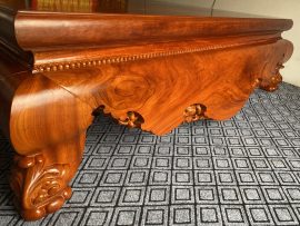 Sập trcổ được đục những hàng hạt châu đều đặn chạy vòng quanh