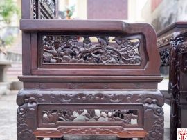 Mặt cạnh ghế được đục chạm hoa văn nổi bật, sinh động