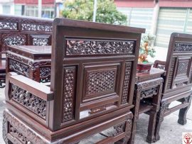 Mặt sau của bộ ghế được hoàn thiện nhẵn bóng với nền gấm tổ ong đều đẹp.