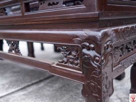 Phần chân ghế đục chạm tinh xảo