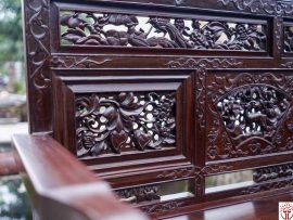 Phần tựa ghế đục quả lê quả lựu một cách tinh tế trên nền gấm tổ ong.