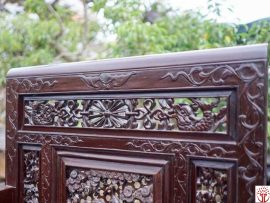 Phần trên tựa ghế được khắc họa hình ảnh chú cá chép đang bơi lội với sợi dây như ý