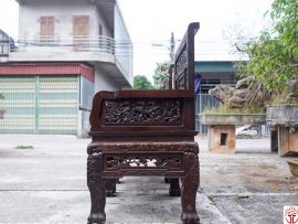 Tổng thể bộ ghế được nghệ nhân tạo hình hoa văn sắp xếp hài hoà không rối mắt