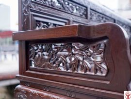 Tay ghế được chạm khắc cây lá mềm mại, uyển chuyển nhìn rất đẹp