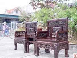 2 chiếc ghế đơn kết hợp với đôn tạo thành một bàn trà mini nhỏ xinh