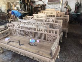 Được làm từ gỗ gụ tự nhiên cao cấp