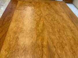 Mặt sập xẻ từ 2 tấm gỗ đối xứng nhau vân đều tăm tắp