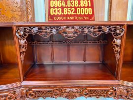 Bệ tủ được chạm đục hình tượng ngũ phúc công phu, đầy tính nghệ thuật