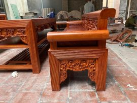 Gầm bàn nguyên tấm, phủ sơn kỹ để chứa hộp trà, khăn lau bàn, gạt tàn,…