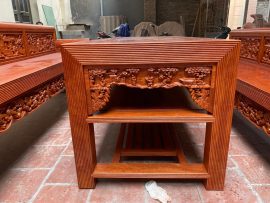 Gầm bàn nguyên tấm, phủ sơn kỹ để chứa hộp trà, khăn lau bàn, gạt tàn,…
