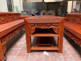 Gầm bàn nguyên tấm, phủ sơn kỹ để chứa hộp trà, khăn lau bàn, gạt tàn,…