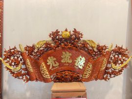 Bức cuốn thư dài 1m97, đục theo kiểu mai điểu hóa long từ chất gỗ gụ cổ thụ